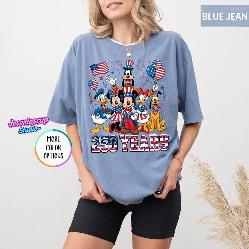 Camiseta Comfort Colors Disneyland 250 años, Camiseta Mickey y sus amigos 250 aniversario, Camiseta Disneyland 4 de julio, Camiseta patriótica 1776-2026 imagen 2