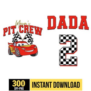 Op de afbeelding: Een digitaal ontwerp met een rode raceauto, de tekst "Mason's Pit Crew" en geblokte vlaggen. Het woord "DADA" staat in rode blokletters en een geblokt nummer 2 is ook inbegrepen.