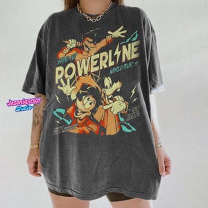 Camiseta vintage de Disneyland: Una película de Goofy, Powerline, gira mundial destacada, camiseta a juego para la familia Disneyland, regalo de cumpleaños de Magic Kingdom WDW 2026 imagen 3