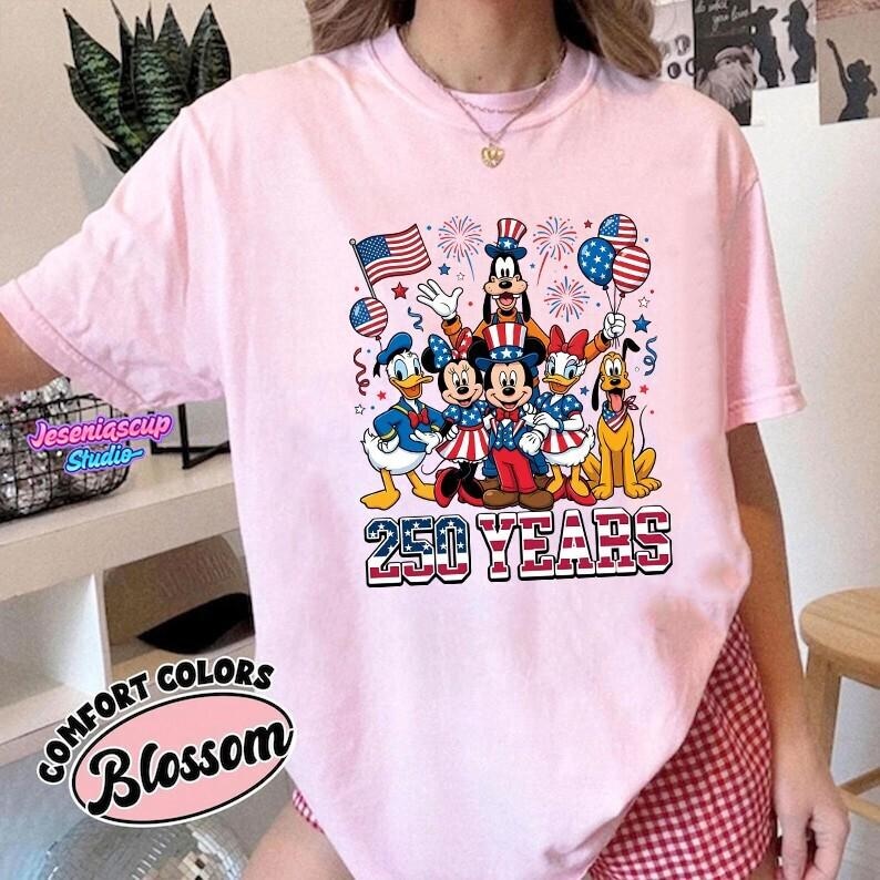 Comfort Colors Disneyland 250 Years Shirt, Mickey And Friends 250th Anniversary Shirt, Disneyland 4th of July Shirt, Patriotic 1776-2026 Tee immagine 4