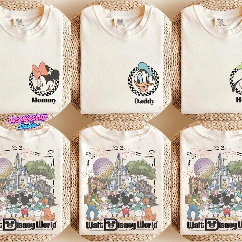 Camiseta Comfort Colors personalizada de Mickey y sus amigos de Disneyworld, camiseta familiar de Disneyland, camiseta de Magic Kingdom, camiseta para vacaciones familiares. imagen 2