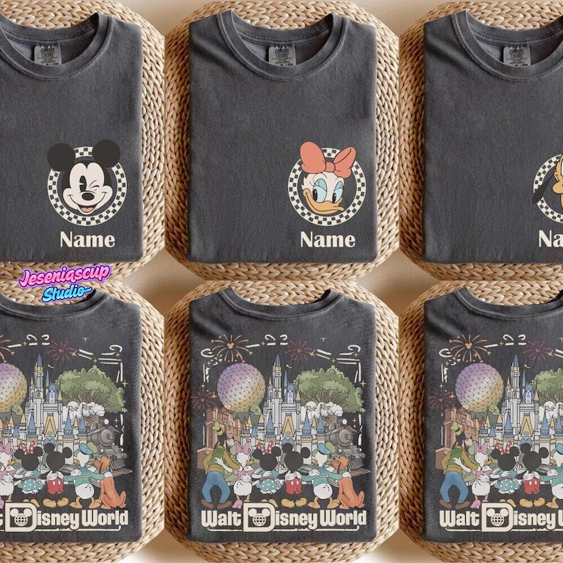 Camiseta Comfort Colors personalizada de Mickey y sus amigos de Disneyworld, camiseta familiar de Disneyland, camiseta de Magic Kingdom, camiseta para vacaciones familiares. imagen 1