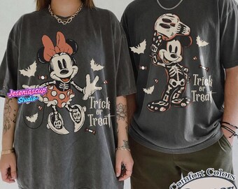 Camiseta Comfort Colors de esqueleto Mickey Minnie para Halloween, Camiseta para parejas de Disneyland para pedir dulces, Camiseta espeluznante de Disneyland para Halloween