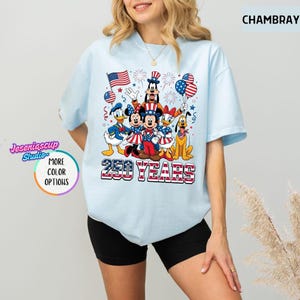 Camiseta Comfort Colors Disneyland 250 años, Camiseta Mickey y sus amigos 250 aniversario, Camiseta Disneyland 4 de julio, Camiseta patriótica 1776-2026 imagen 3