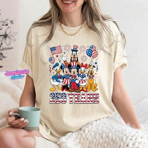 Comfort Colors Disneyland 250 Years Shirt, Mickey And Friends 250th Anniversary Shirt, Disneyland 4th of July Shirt, Patriotic 1776-2026 Tee immagine 1