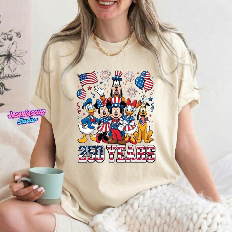 Comfort Colors Disneyland 250 Years Shirt, Mickey And Friends 250th Anniversary Shirt, Disneyland 4th of July Shirt, Patriotic 1776-2026 Tee immagine 1