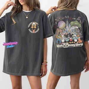 Camiseta Comfort Colors personalizada de Mickey y sus amigos de Disneyworld, camiseta familiar de Disneyland, camiseta de Magic Kingdom, camiseta para vacaciones familiares. imagen 4