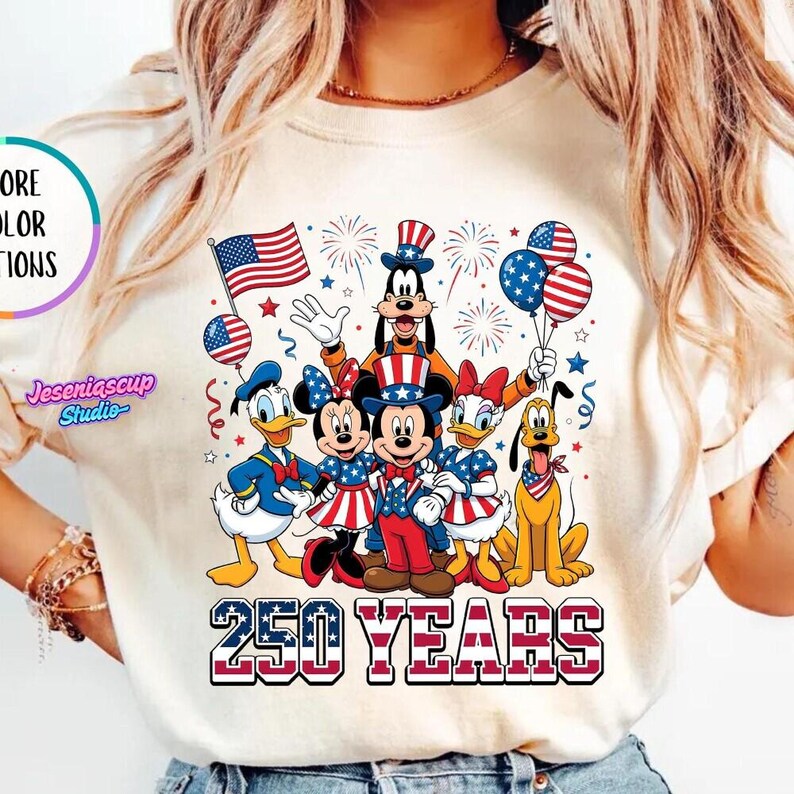 Camiseta Comfort Colors Disneyland 250 años, Camiseta Mickey y sus amigos 250 aniversario, Camiseta Disneyland 4 de julio, Camiseta patriótica 1776-2026 imagen 1