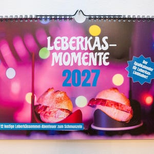 Könnte beinhalten: Ein Wandkalender für 2027 mit dem Titel LEBERKAS-MOMENTE vor einem violetten Hintergrund mit bunten Bokeh-Lichtern. Das Deckblatt zeigt zwei Bilder von Leberkässemmeln auf Ständern und enthält eine blaue Sternform mit deutschem Text.