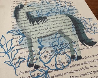 Libro impreso de la Escuela de Magia con el Unicornio Azul