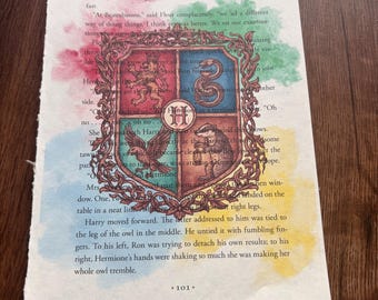 Libro impreso con el escudo de la Escuela de Magia