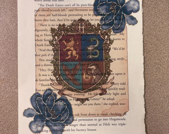 Libro con el escudo de la casa de la escuela de magia con estampado floral azul