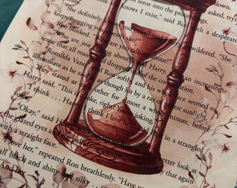 Impresión de página de libro de la Escuela de Magia con reloj de arena floral