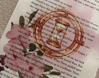 Página del libro rosa con estampado de giratiempo floral de la Escuela de Magia