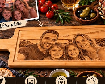 Peut inclure: Une planche à découper rectangulaire en bambou avec un portrait de famille gravé au laser représentant deux adultes et deux enfants. La planche possède une poignée avec un trou et un bord rainuré. Elle mesure 58 cm sur 19 cm.