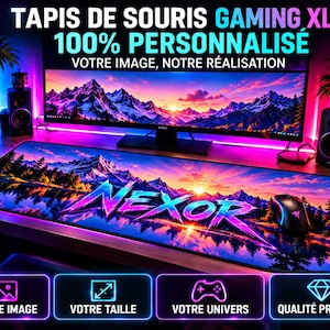 Può includere: Un tappetino per mouse da gaming rettangolare extra-large con un vivace paesaggio montano al tramonto e la parola NEXOR in lettere stilizzate viola e blu. Il design include un mouse per computer nero e testo in francese.
