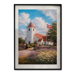 Può includere: Stampa incorniciata di una chiesa bianca con tetto rosso e campanile, sullo sfondo di un cielo blu nuvoloso. Una bandiera danese sventola nel vento. La chiesa è circondata da verde e fiori.