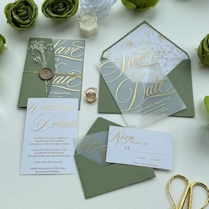 Invitaciones de boda de acrílico esmerilado: invitación con letra cursiva dorada, sobre verde salvia, detalles y tarjetas de confirmación de asistencia.
