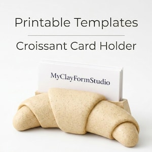 Może przedstawiać: Beżowy uchwyt na karty w kształcie rogalika z plikiem białych kart. Na kartach wydrukowano tekst "MyClayFormStudio". U góry widnieją słowa "Printable Templates" i "Croissant Card Holder".