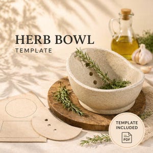 Può includere: Una ciotola beige per erbe con un design curvo, riempita di rametti di rosmarino, è appoggiata su un tagliere di legno. L'immagine include il testo "HERB BOWL TEMPLATE" e "TEMPLATE INCLUDED" con un'icona PDF. Una bottiglia d'olio e aglio sono sullo sfondo.