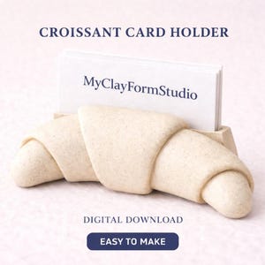 Puede incluir: Un tarjetero en forma de croissant beige con una pila de tarjetas blancas. El tarjetero tiene el texto "CROISSANT CARD HOLDER" y "MyClayFormStudio". La parte inferior de la imagen tiene el texto "DIGITAL DOWNLOAD" y "EASY TO MAKE".