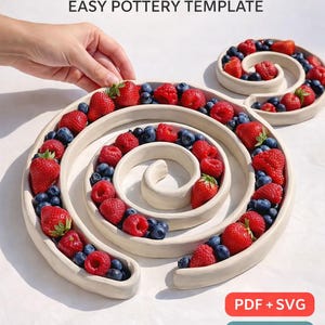 Puede incluir: Una bandeja en espiral hecha a mano, de color blanco roto, llena de fresas, frambuesas y arándanos frescos. La bandeja es una plantilla de cerámica, con el texto "MAKE YOUR OWN SPIRAL COIL TRAY EASY POTTERY TEMPLATE". El diseño es apto para principiantes.