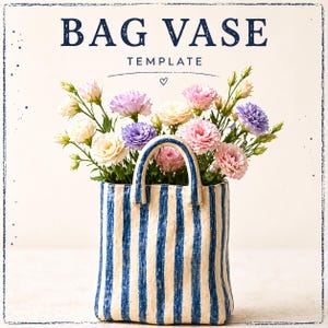 Puede incluir: Un jarrón de cerámica con forma de bolso a rayas verticales azules y blancas, lleno de flores coloridas. El jarrón tiene un asa y el texto "BAG VASE TEMPLATE" en la parte superior.