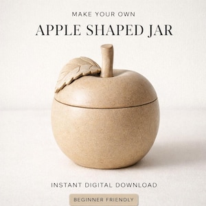 Może przedstawiać: Beżowy słoik w kształcie jabłka ze szczegółami łodygi i liścia na pokrywce. Tekst "MAKE YOUR OWN APPLE SHAPED JAR" znajduje się na górze, a "INSTANT DIGITAL DOWNLOAD" i "BEGINNER FRIENDLY" na dole.