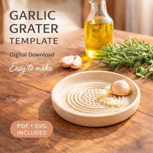 Puede incluir: Un rallador de ajo de cerámica beige con un diente de ajo y ajo rallado. La imagen incluye una botella de aceite, romero y el texto "GARLIC GRATER TEMPLATE", "Digital Download", "Easy to make" y "PDF + SVG INCLUDED".