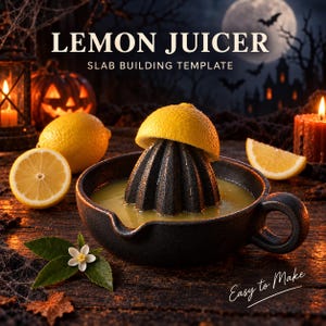 Puede incluir: Un exprimidor de limones de cerámica negra con un cono estriado, que contiene jugo de limón amarillo. El texto "LEMON JUICER SLAB BUILDING TEMPLATE" y "Easy to Make" es visible. El exprimidor está rodeado de limones enteros, rodajas y una flor blanca.