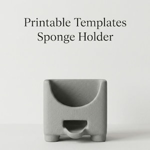 Könnte beinhalten: Ein grauer Schwammhalter mit abgerundeter Oberseite und einer kleinen, rechteckigen Öffnung an der Unterseite. Der Text "Printable Templates Sponge Holder" wird über dem Halter angezeigt.
