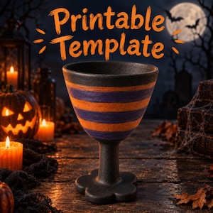 Può includere: Un calice nero con strisce orizzontali arancioni e viola attorno alla coppa e una base a forma di fiore. Il testo "Printable Template" è visualizzato in arancione sopra il calice su uno sfondo scuro e suggestivo a tema Halloween.