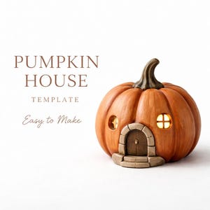 Puede incluir: Una casa con forma de calabaza naranja con un tallo marrón, un marco de puerta de piedra y dos ventanas redondas. El texto "PUMPKIN HOUSE TEMPLATE Easy to Make" se muestra en el lado izquierdo de la imagen.