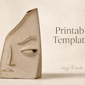 Op de afbeelding: Een beige keramieken vaas met een gebeeldhouwd gezicht met een opgetrokken wenkbrauw en één oog, vergezeld van de tekst Printable Templates en easy to make. De vaas heeft een hoge, hoekige, driehoekige vorm met een matte, getextureerde afwerking.