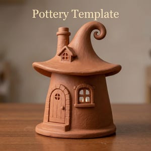 Puede incluir: Una plantilla de cerámica color terracota con forma de casa que incluye chimenea, techo curvo, una pequeña puerta arqueada y una ventana. El texto Pottery Template es visible en la parte superior. La estructura tiene un interior hueco con luz.