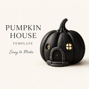 Może przedstawiać: Czarny dom w kształcie dyni z łukowatymi drzwiami o fakturze kamienia i dwoma małymi, świecącymi oknami. Tekst PUMPKIN HOUSE TEMPLATE Easy to Make znajduje się po lewej stronie obiektu. Dynia ma ogonek na górze i zaokrąglony korpus.