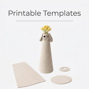 Puede incluir: Un jarrón beige con forma de perro contiene flores amarillas. El jarrón es alto y delgado, con una cabeza de perro en la parte superior. La imagen también incluye plantillas de fieltro beige de varias formas y el texto "Printable Templates".