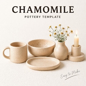 Pode incluir: Um conjunto de peças de cerâmica bege, incluindo uma caneca, uma tigela, um prato, um vaso com margaridas e um castiçal com uma vela acesa. O texto "CHAMOMILE POTTERY TEMPLATE" e "Easy to Make" estão presentes.