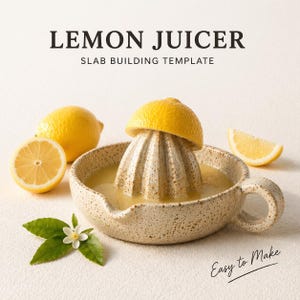 Puede incluir: Un exprimidor de limones de cerámica con media rodaja de limón encima, rodeado de limones y una rodaja de limón. El exprimidor está lleno de zumo. El texto de la imagen dice "LEMON JUICER" y "SLAB BUILDING TEMPLATE".