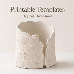 Peut inclure: Un bougeoir en céramique de couleur crème avec un bord ondulé et festonné et des motifs floraux en relief sur l'extérieur. Le texte "Printable Templates" et "Digital Download" est affiché au-dessus de l'objet en police serif marron.