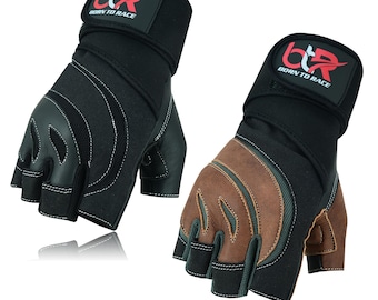 Puede incluir: Dos guantes sin dedos con muñequeras integradas, uno en negro sólido y otro en marrón y negro. Ambos cuentan con un logotipo rojo y blanco con el texto BORN TO RACE en la correa, costuras blancas en contraste y paneles de malla.