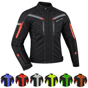 Puede incluir: Una chaqueta de moto negra con cuello mao, cremallera central y detalles rojos en las mangas y el pecho. La chaqueta presenta costuras blancas, paneles reflectantes y el texto BORN TO RACE impreso en la parte superior derecha del pecho.