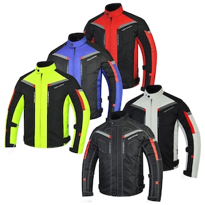 Pode incluir: Uma coleção de jaquetas de motociclismo em várias cores, incluindo preto, vermelho, azul e amarelo neon. Cada jaqueta apresenta uma gola alta, faixas refletivas e o texto "BORN TO RACE".