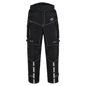 Könnte beinhalten: Schwarze Motorradhose mit weißen Nähten, mehreren Taschen und reflektierenden Streifen an den Unterschenkeln. Die Hose hat verstellbare Riemen und ein Logo in der Nähe der rechten Tasche. Der Bund hat zwei Knöpfe und eine Gürtelschlaufe.