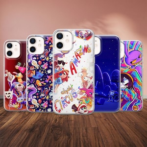 Puede incluir: Cinco fundas para smartphone con coloridos personajes de dibujos animados y patrones de The Amazing Digital Circus. Los diseños incluyen ilustraciones vibrantes de bufones, formas abstractas y el texto Amazing Digital Circus sobre un fondo blanco.