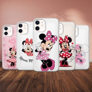 Op de afbeelding: Vijf doorzichtige telefoonhoesjes met Minnie Mouse-ontwerpen. Elk hoesje toont een andere pose van Minnie, met achtergronden zoals roze vlinders en harten. Minnie draagt haar kenmerkende stippenstrik en jurk.