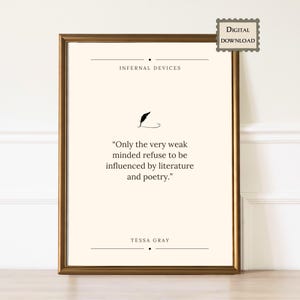 Peut inclure: Une affiche encadr&eacute;e avec un cadre dor&eacute;. L'affiche pr&eacute;sente le texte "INFERNAL DEVICES" en haut, une citation de Tessa Gray et une illustration de plume. Les mots "T&Eacute;L&Eacute;CHARGEMENT NUM&Eacute;RIQUE" sont dans un tampon en haut &agrave; droite.