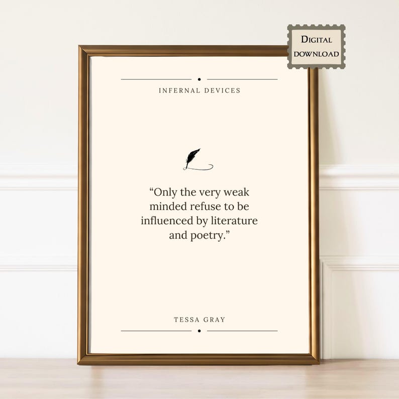 Peut inclure: Une affiche encadr&eacute;e avec un cadre dor&eacute;. L'affiche pr&eacute;sente le texte "INFERNAL DEVICES" en haut, une citation de Tessa Gray et une illustration de plume. Les mots "T&Eacute;L&Eacute;CHARGEMENT NUM&Eacute;RIQUE" sont dans un tampon en haut &agrave; droite.