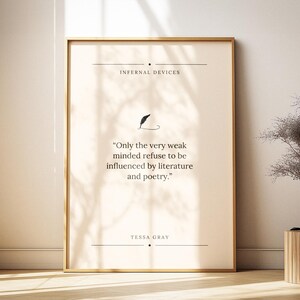 Peut inclure: Une affiche encadr&eacute;e avec le texte "INFERNAL DEVICES" en haut et la citation : "Only the very weak minded refuse to be influenced by literature and poetry." Une illustration de plume est pr&eacute;sente, avec le nom de l'auteur, TESSA GRAY.