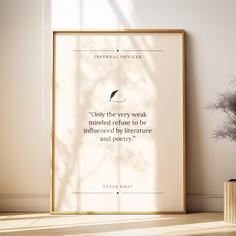 Peut inclure: Une affiche encadr&eacute;e avec le texte "INFERNAL DEVICES" en haut et la citation : "Only the very weak minded refuse to be influenced by literature and poetry." Une illustration de plume est pr&eacute;sente, avec le nom de l'auteur, TESSA GRAY.